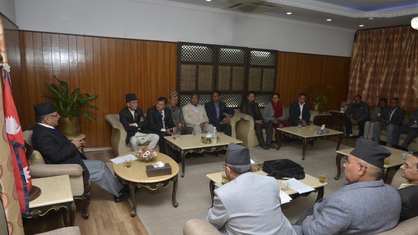 संसदका साना दलहरुको तर्फबाट प्रधानमन्त्रीलाई ज्ञापन पत्र
