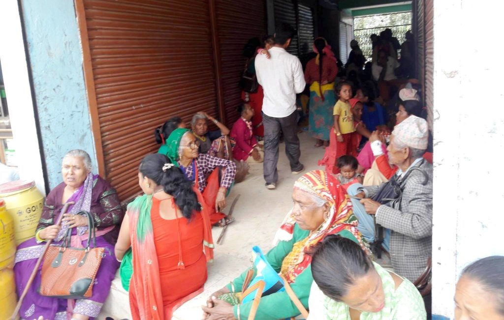 भत्ता बुझ्न बृद्धबृद्धालाई सास्ती