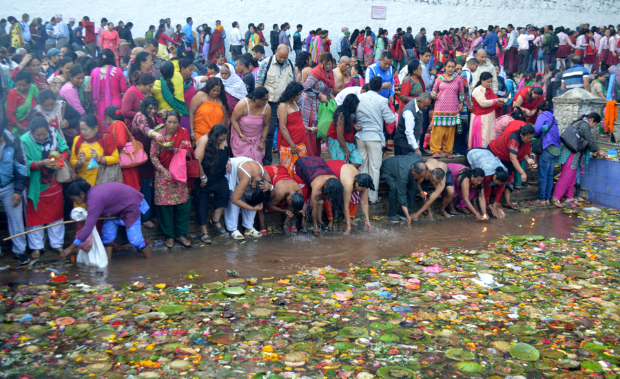 मातातीर्थ कुण्डमा भक्तजनको भीड