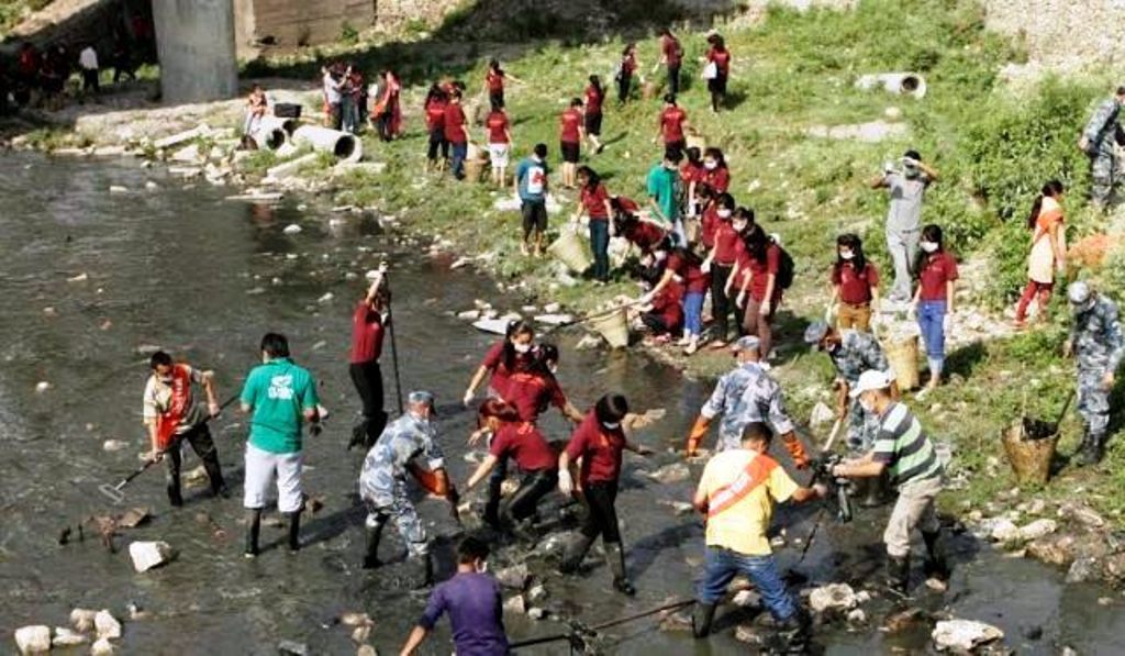 गाँजाफाँडी बिरुवा रोप्दै उपत्यकाका नदी र चक्रपथ सफाइ