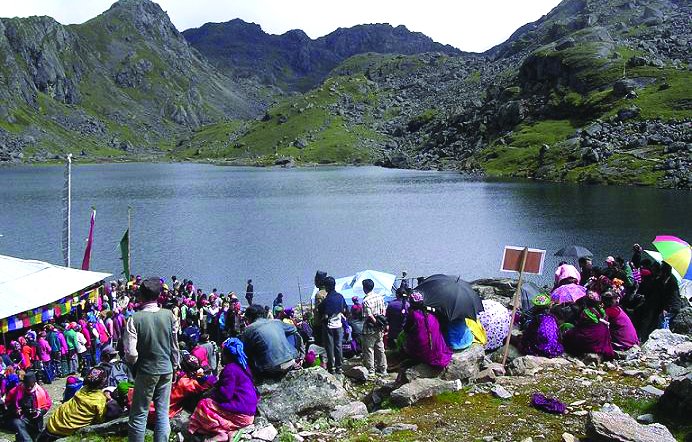 गोसाइँकुण्डमा भक्तजनको भीड