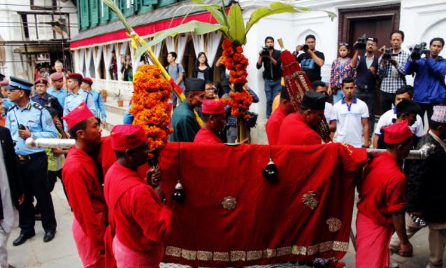 नवदुर्गाका सहायक फूलपाती भित्र्याइँदै