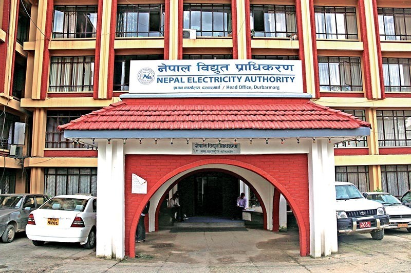 धमाधम कार्यसम्पादन सम्झौता गर्दै प्राधिकरण