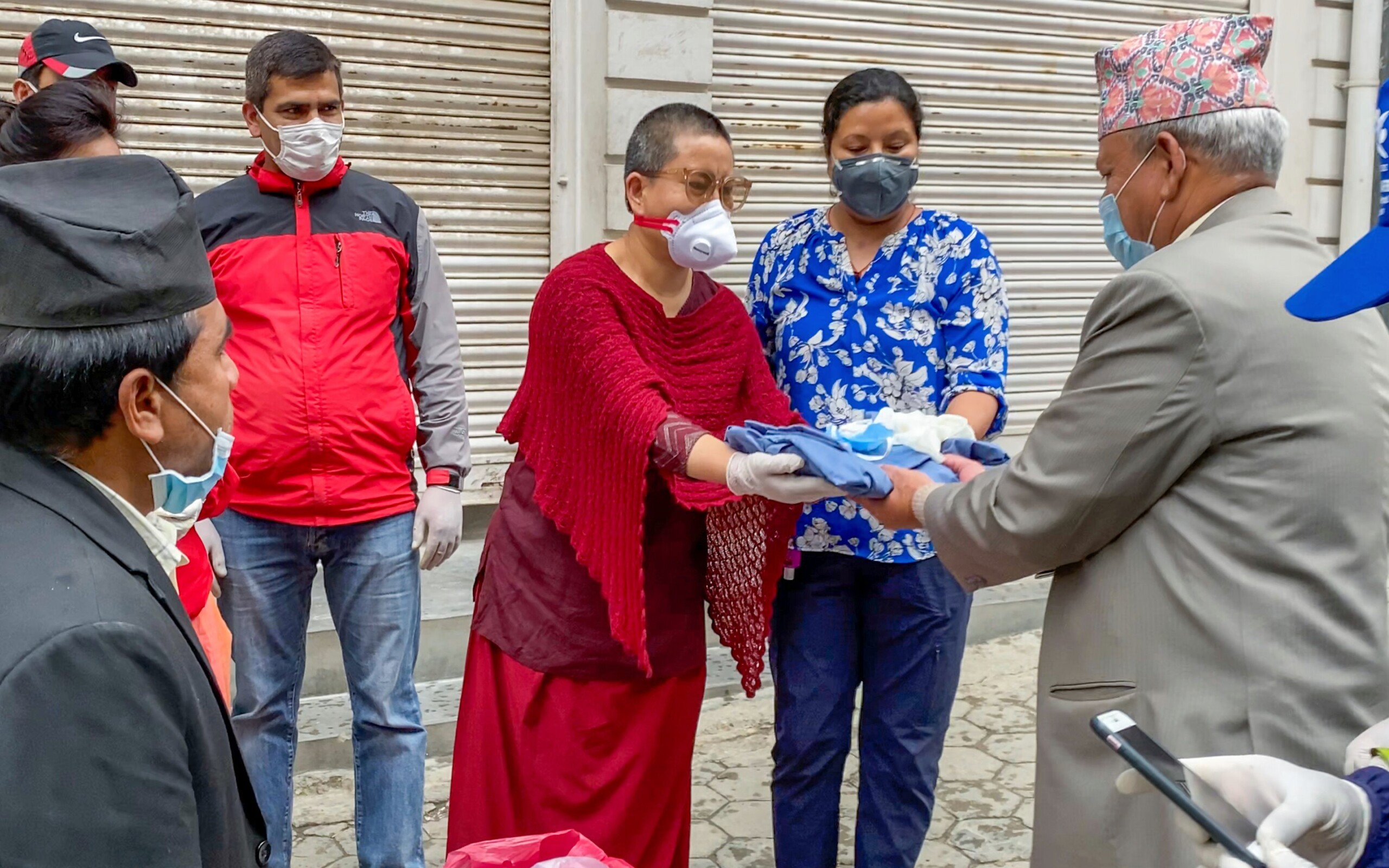 दैलेखलाई काठमाडौंबाट स्वास्थ्य सामग्री सहयोग