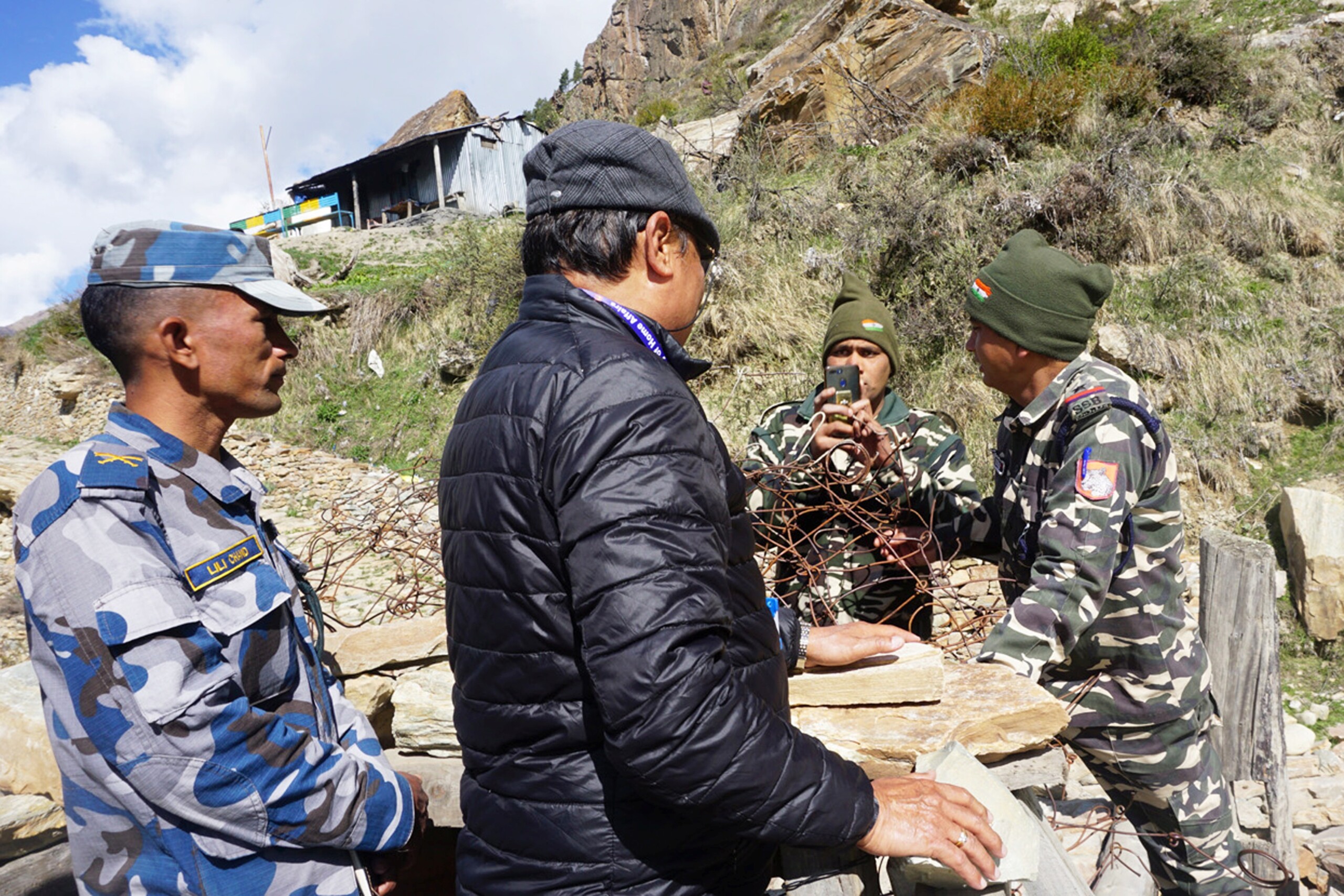 नेपाल–भारत सीमा जोडिएको महाकाली नदीमाथिको काठेपुलमा दुवै देशका सुरक्षाकर्मी