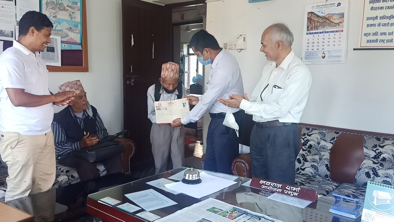 १०१ बर्षीय लाभग्राहीलाई जग्गाधनी पूर्जा