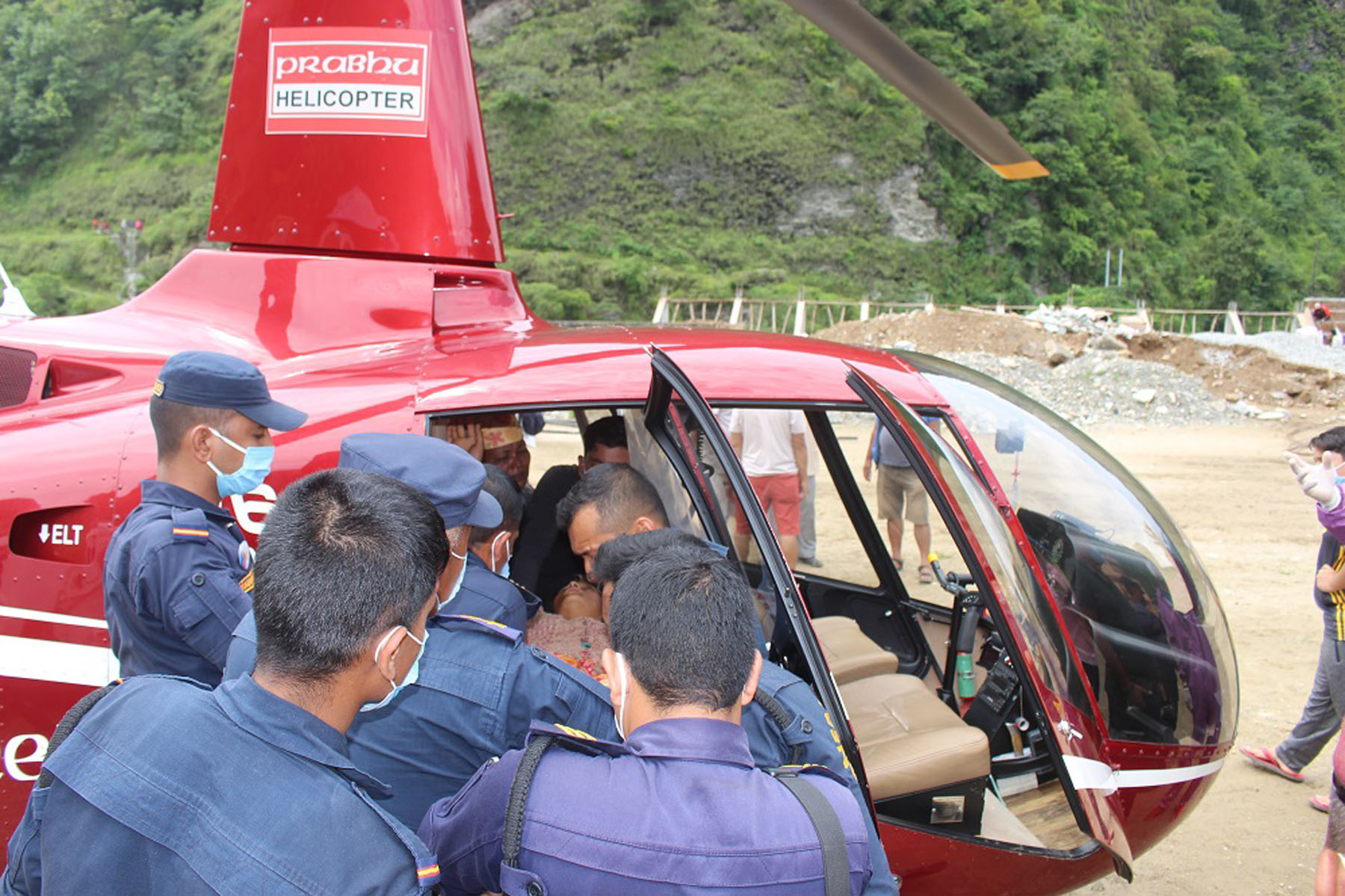 म्याग्दीको पहिरोमा परेर घाइतेको उद्धार