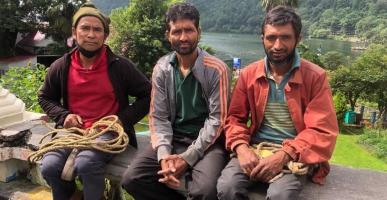 नैनीतालमा भारी बोकेर पुस्ताैं बित्याे नेपालीकाे जीवन