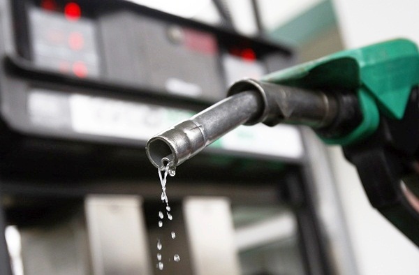 पेट्रोल लिटरमै ७ रुपैयाँ घट्यो