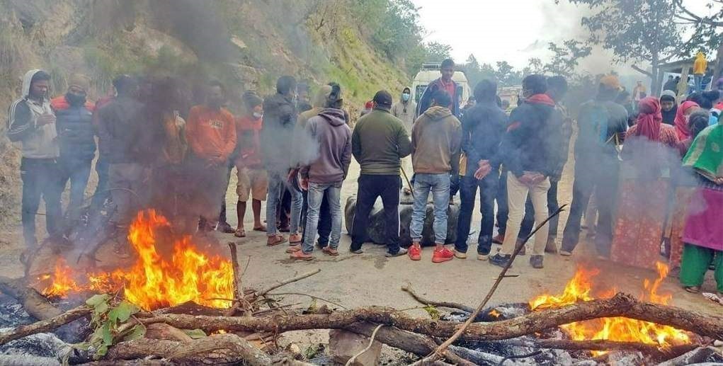 ट्रकको ठक्करबाट पैदलयात्रीको ज्यान गएपछि अवरुद्ध कर्णाली राजमार्ग सञ्चालनमा आयो