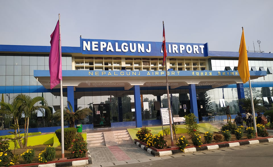 नेपालगञ्ज विमानस्थलबाट ३२ थान मोबाइलसहित ४ भारतीय पक्राउ
