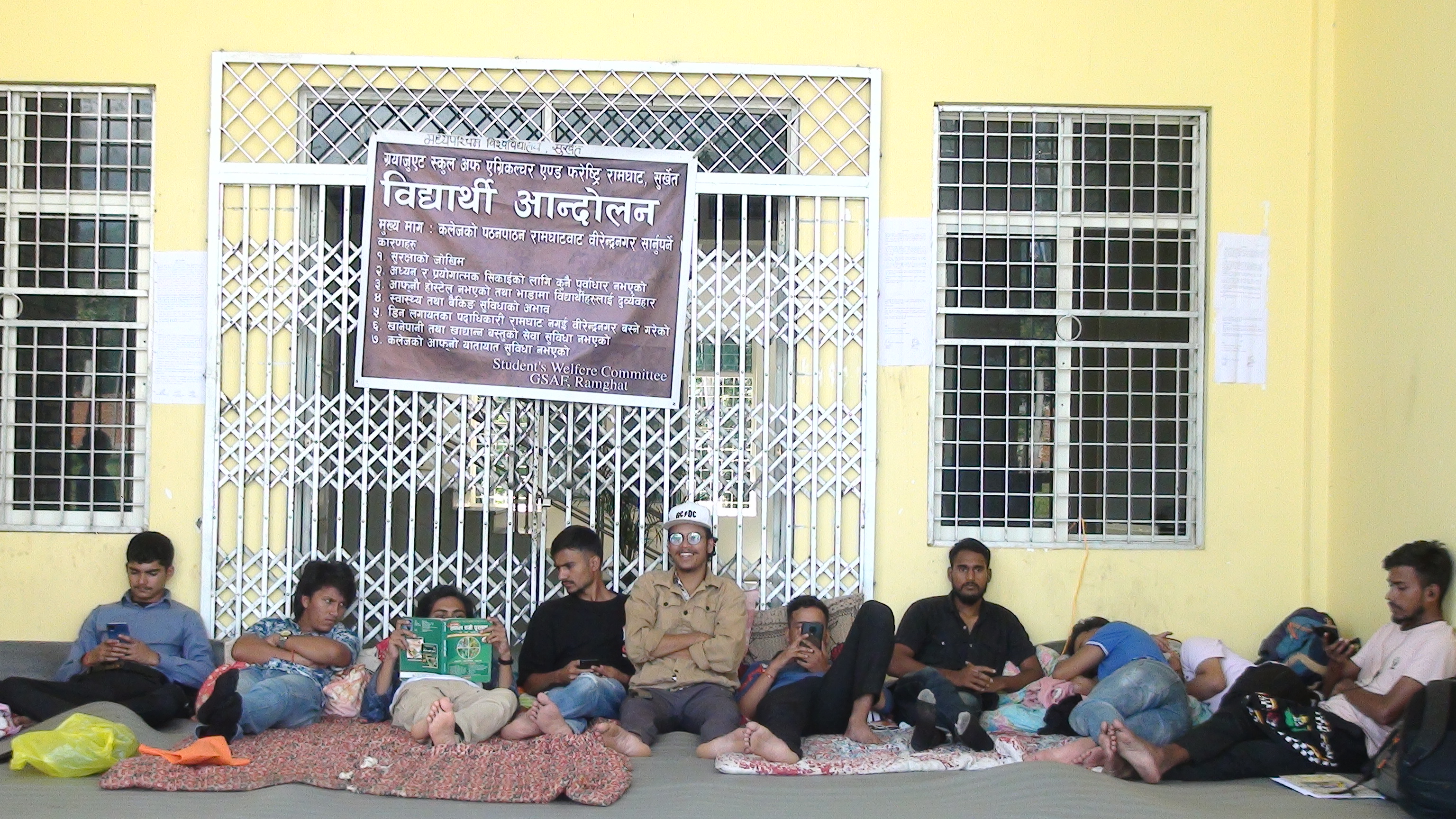 रामघाटको क्याम्पस वीरेन्द्रनगरमा सार्नुपर्ने माग राख्दै एमयुका विद्याथी आन्दोलित
