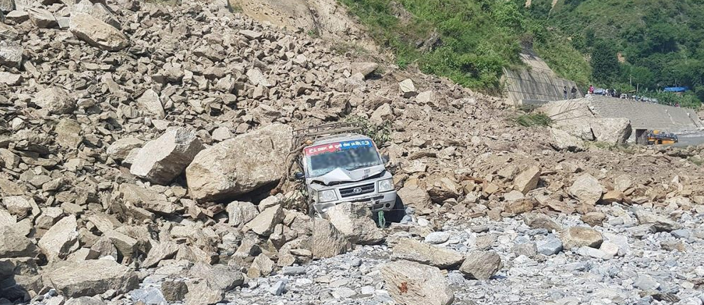 पहिरोले गाडी पुर्यो, बीपी राजमार्ग अबरुद्ध