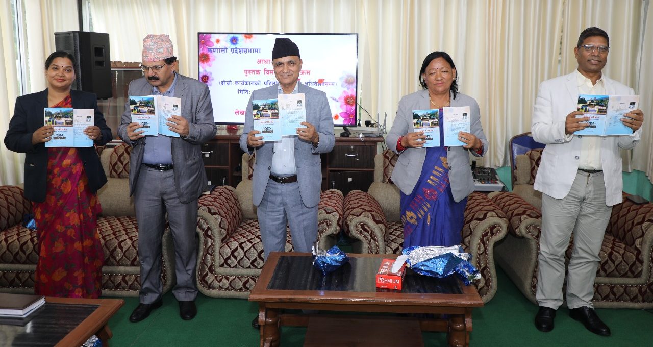 सांसद विष्टकाे पुस्तक ‘कर्णाली प्रदेशसभामा आधा कार्यकाल’ विमोचन