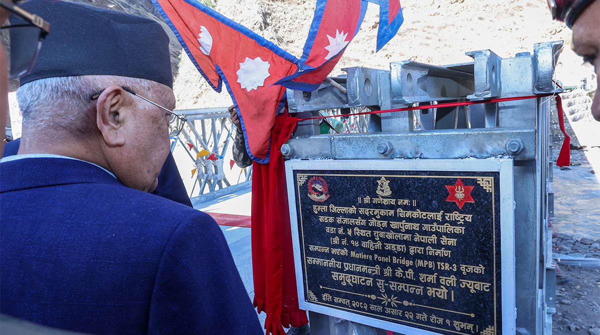 गाडीमा सरर हुम्ला सिमकोट