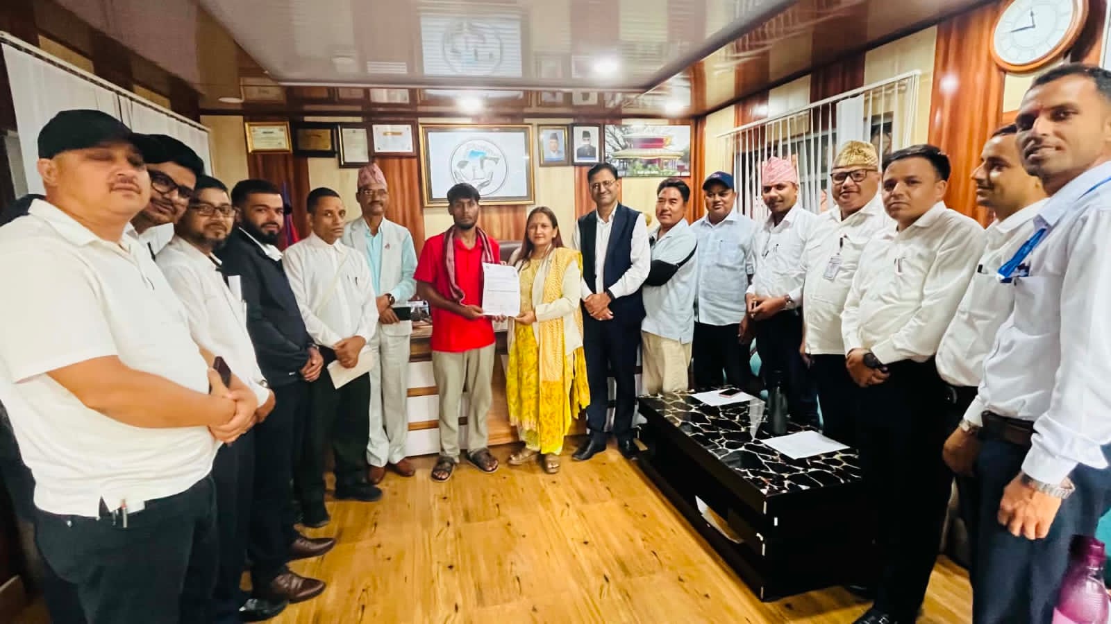 वीरेन्द्रनगरमा अनलाइन नक्सापास प्रणालीको शुभारम्भ, पहिलो सेवाग्राहीलाई प्रमाणपत्र हस्तान्तरण