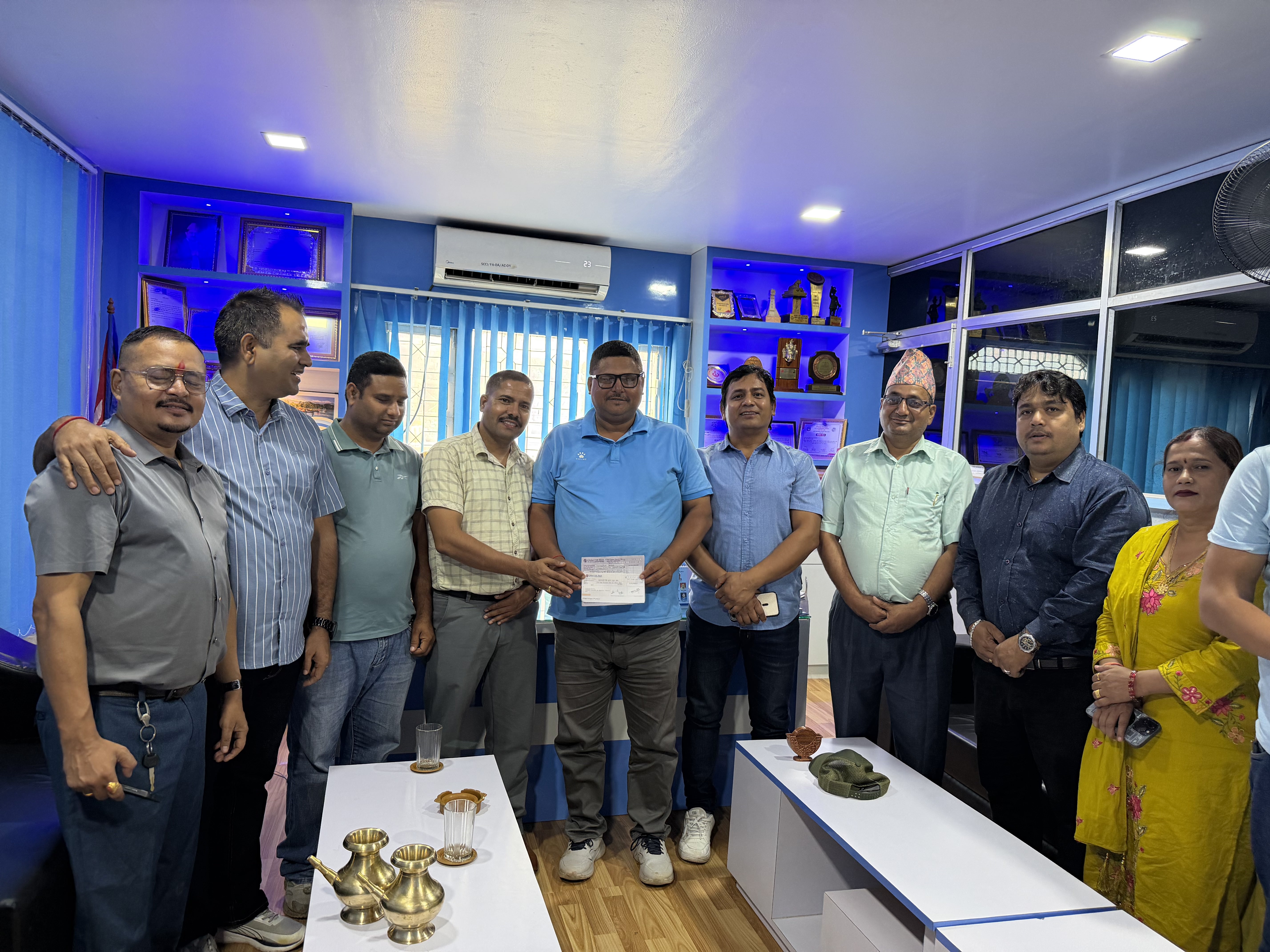 प्रधानमन्त्री दैवी प्रकोप उद्धार कोषमा सुर्खेत उद्योग वाणिज्य संघको ३ लाख ३ हजार ३३ सहयोग